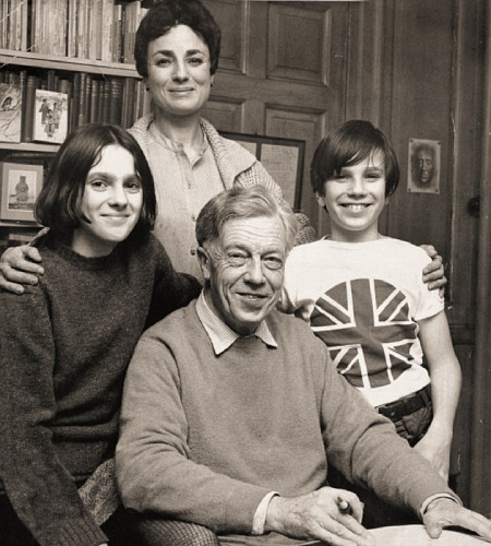 دنیل دی لوئیس در کنار خواهر و والدینش