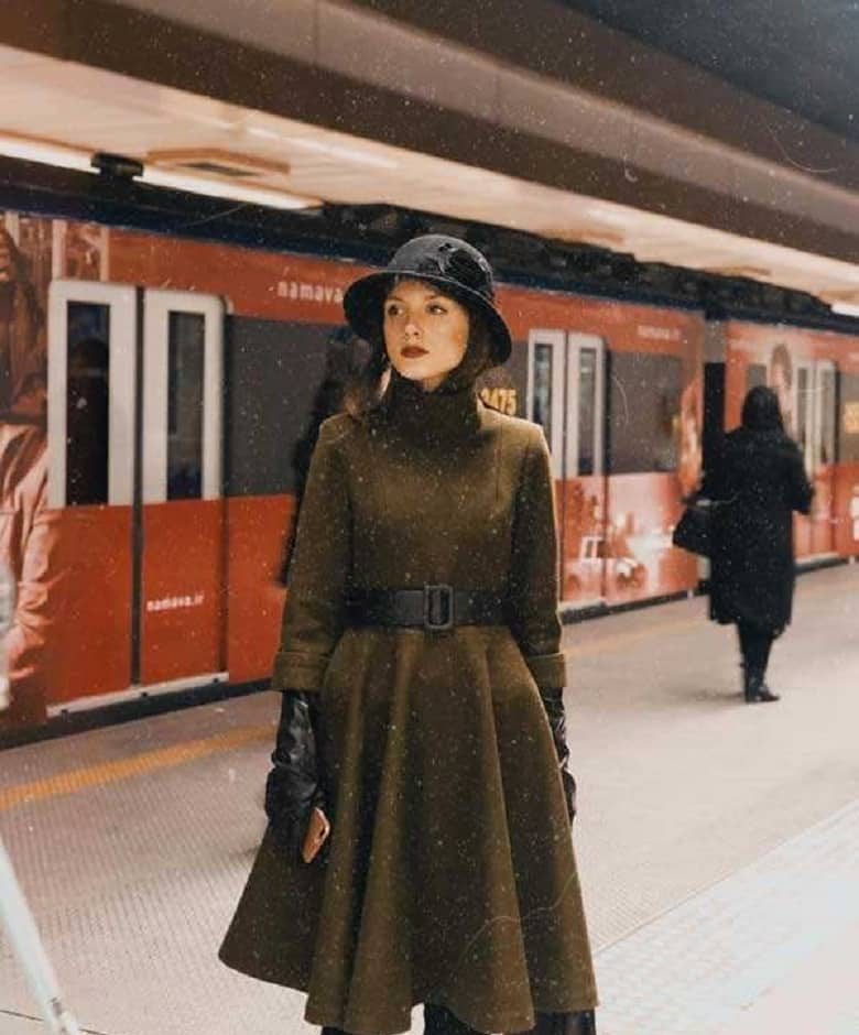 سارا گرجی با این لباسها در مترو چه میکند ؟