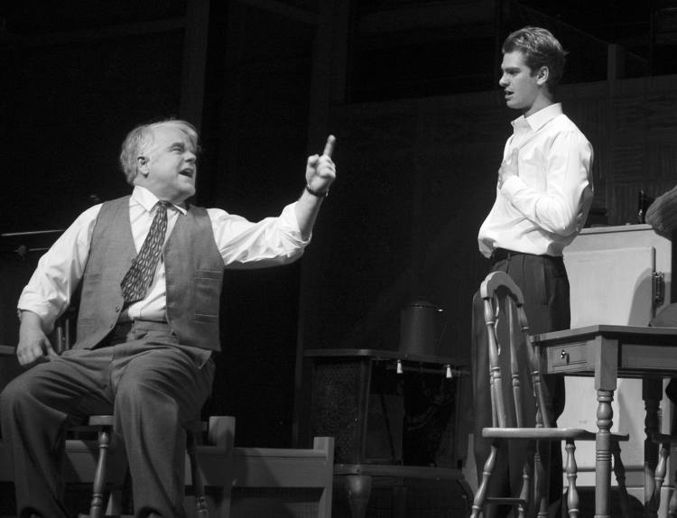 اندرو گارفیلد و فیلیپ سیمور هافمن در نمایش Death of a Salesman