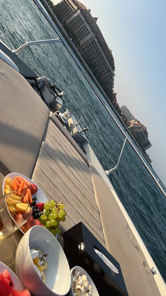 عکسی از تفریحات دریایی لاکچری سحر قریشی در دبی